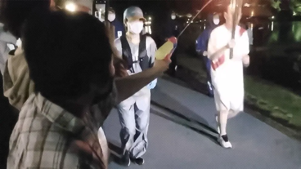 Insólito: así intentó apagar la antorcha olímpica con una pistola de agua