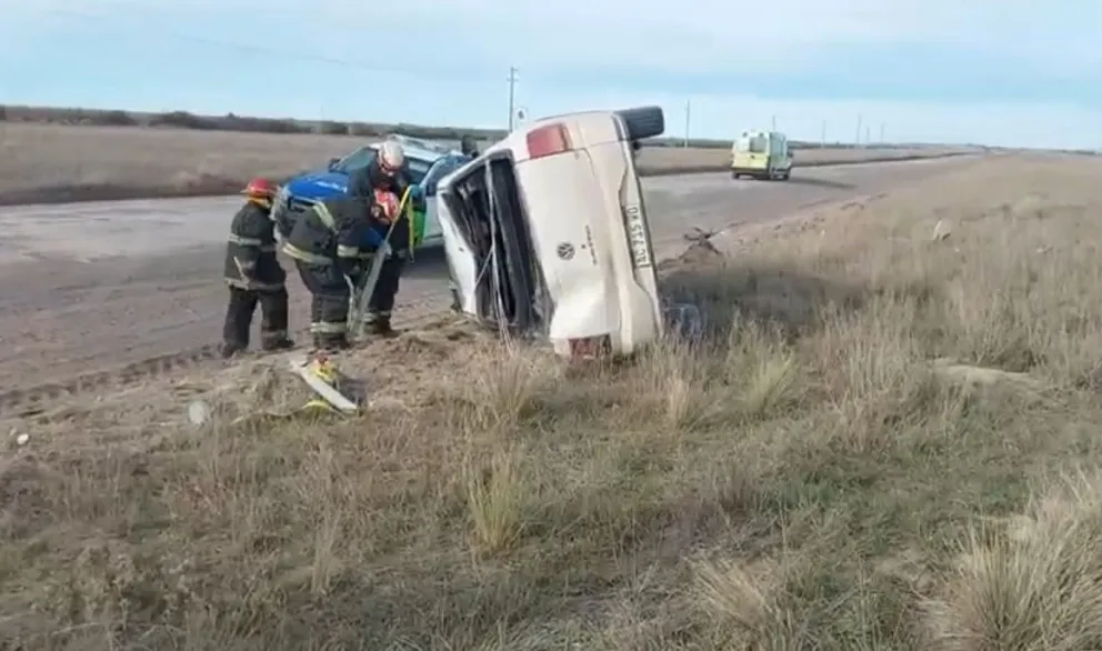 Perdió el control del auto y volcó  en el camino a Guardia Mitre