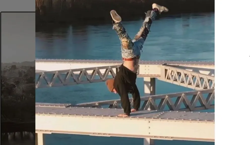 Acrobacia de alto riesgo sobre el puente para combinar moda y adrenalina