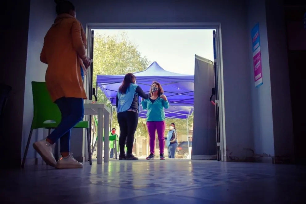 Inescrupulosos quieren estafar a la gente cobrando "peaje" en la vacunación