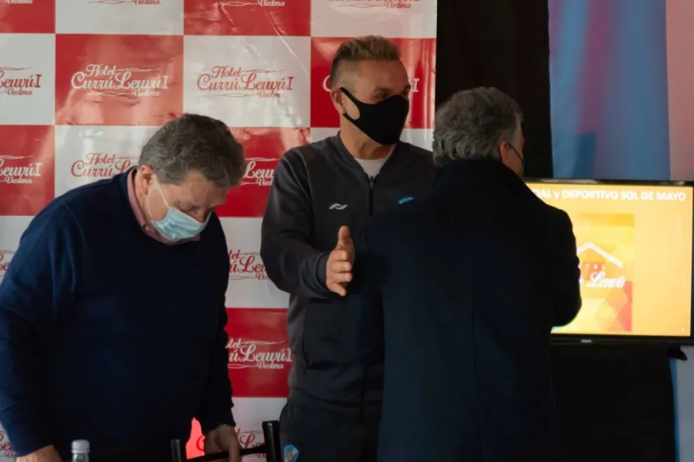 Luis Islas llegó hoy a Sol de Mayo para hacerse cargo de la brasa caliente