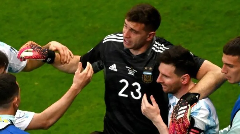 Una denuncia podría dejar a Dibu Martínez afuera de la final contra Brasil