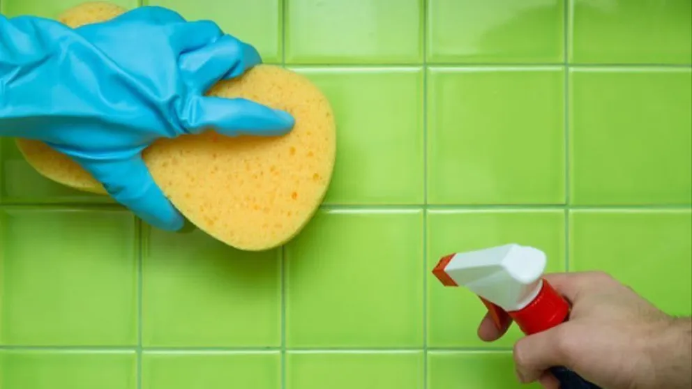 Cómo limpiar tus azulejos con vinagre para que queden relucientes