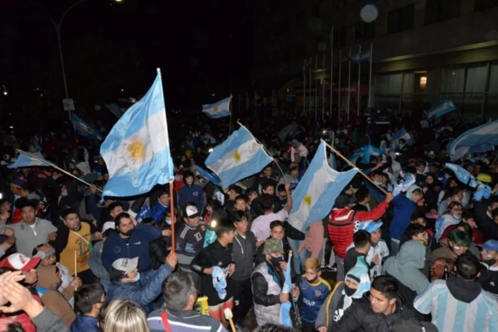 Argentina  Campeón: La madrugada viedmense de los barbijos revoleados