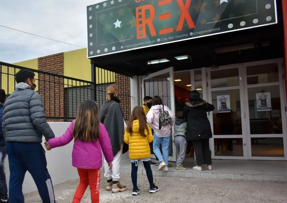 Exitoso debut del cine con peliculas taquilleras