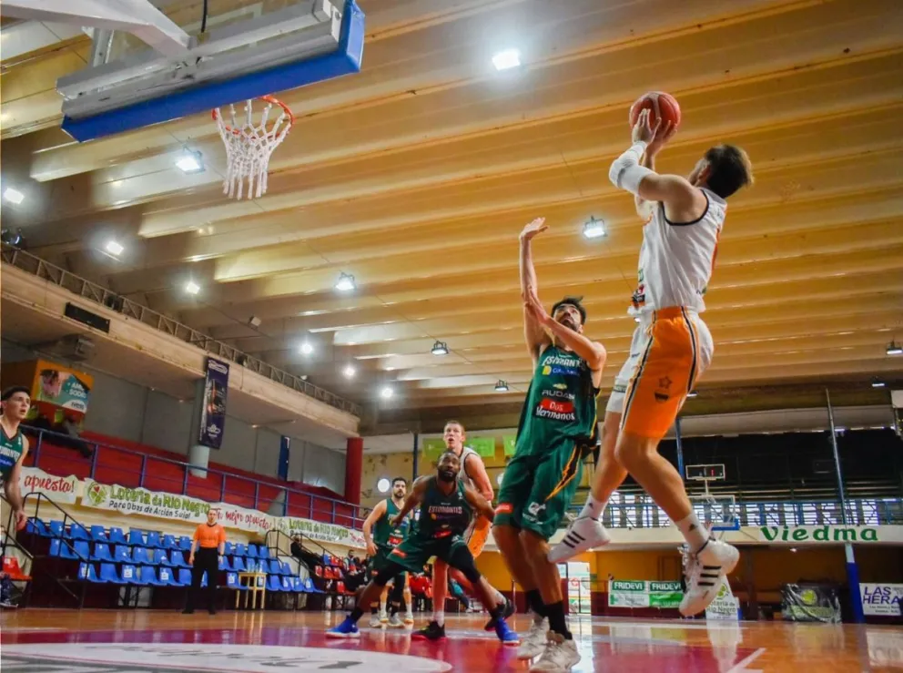 Atenas cayó ante Estudiantes en primer duelo de playoffs