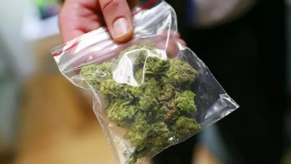 Tragó una bolsa con marihuana para no ir preso, se ahogó y un policía lo salvó