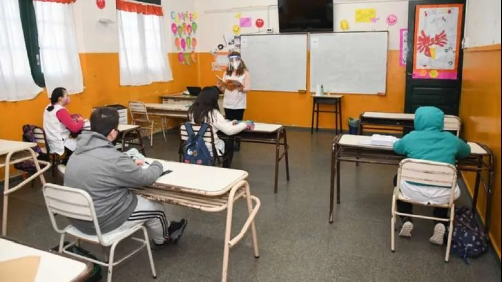 Analizan extender el ciclo lectivo para quienes terminan primaria y secundaria