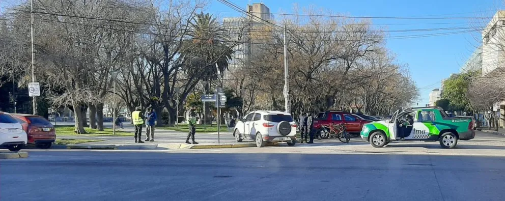 Tremendo choque: una camioneta terminó arriba de la Plaza San Martín