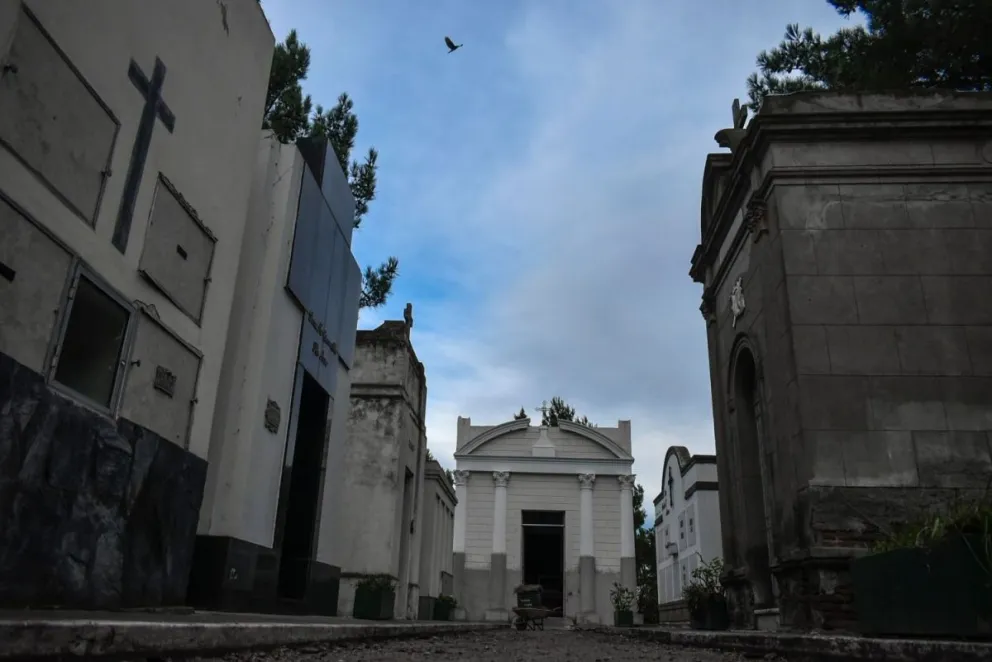 El cementerio desborda, y miran para otro lado buscando otras preferencias