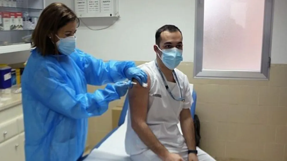 Francia y Grecia imponen la vacuna obligatoria de Covid a todo personal médico