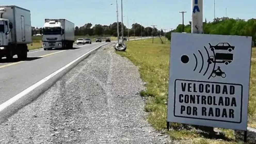 Dos policías viajaban "fumados" y volcaron en la Ruta Nacional 22