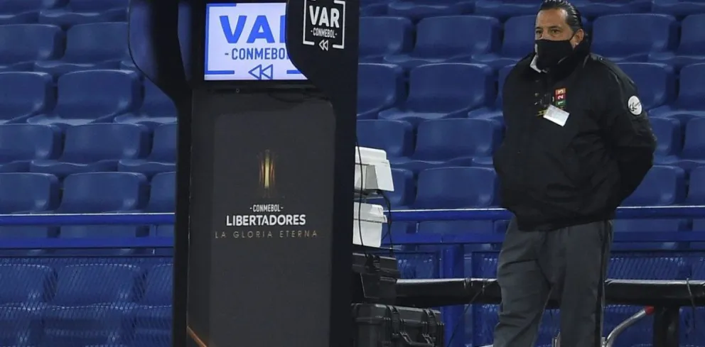 Los anularon: Conmebol suspendió a los árbitros de las polémicas con el VAR