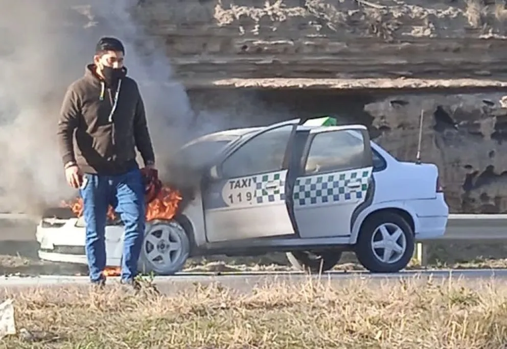Se prendió fuego un taxi pasando el Puente Nuevo