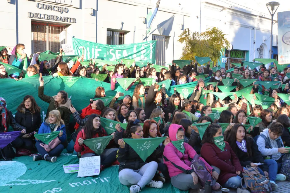 Mujeres en Viedma, con un "pañuelazo", reclamaron el aborto seguro, legal y gratuito