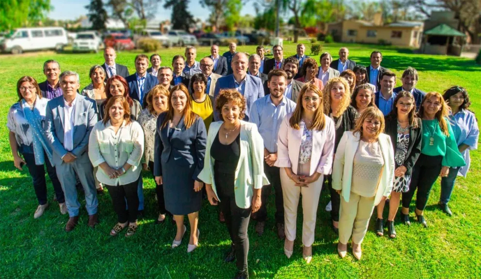 Carreras convocó a los futuros legisladores y a sus ministros
