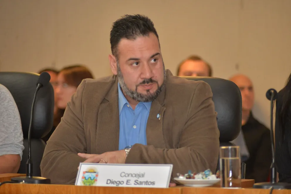Santos fue con los tapones de punta contra Cacho Devincenzi