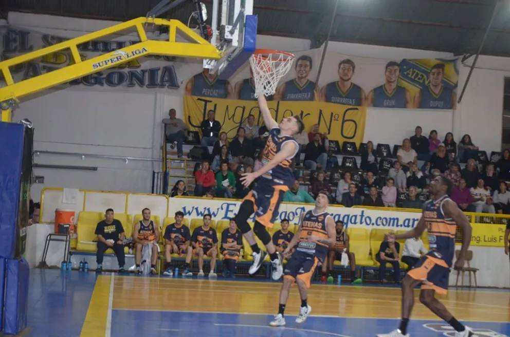 Atenas visita a Quilmes y Villa Mitre