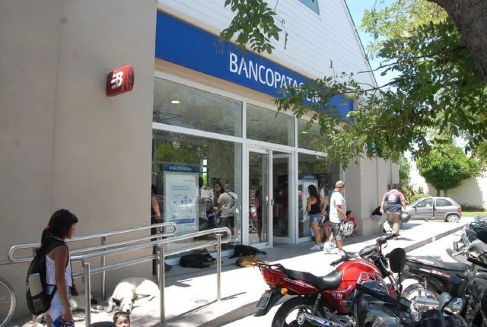 Abrirán los bancos para jubilados que no usan tarjetas de débito