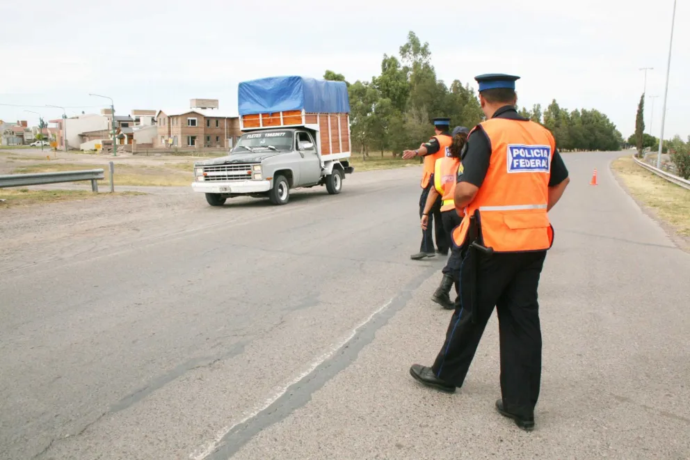 Intervienen la Policía Federal y la Prefectura en el control nocturno de Viedma