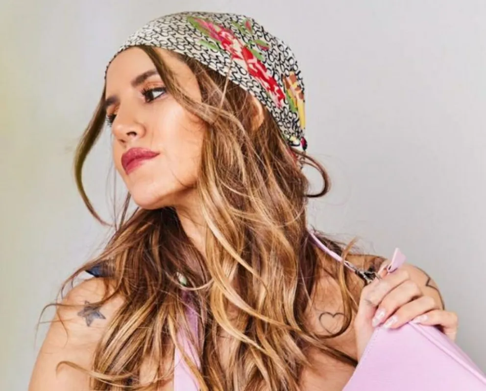 Mica Tinelli se suma a la tendencia del momento: pañuelo en la cabeza