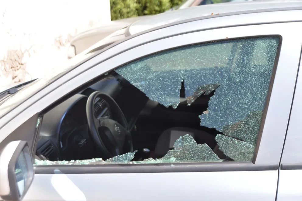 Video: Rompieron el vidrio de un auto para robar y quedaron filmados