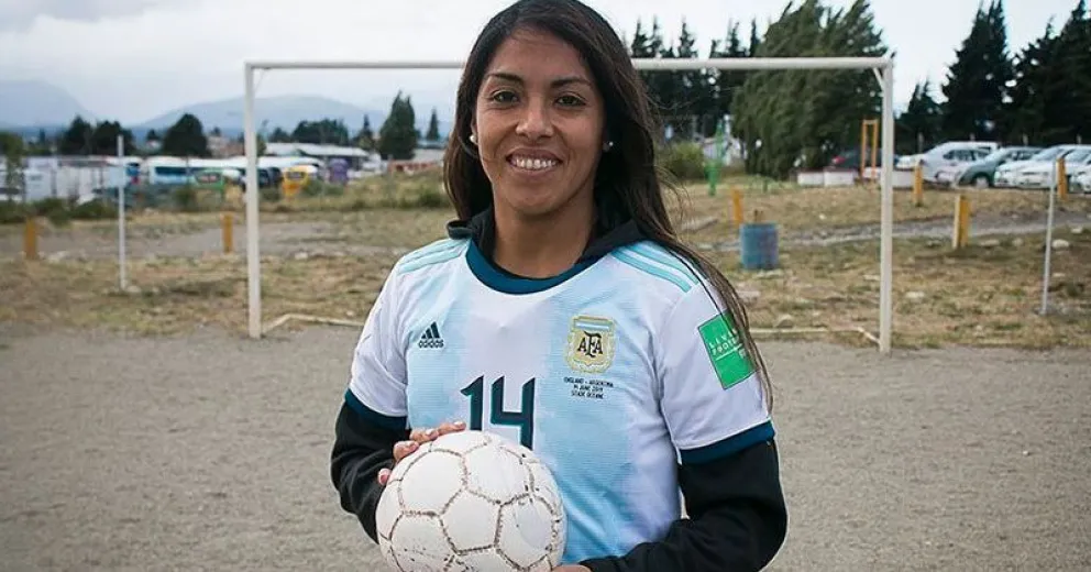 Idolatrada como jugadora de fútbol y consagrada como profesional de la salud