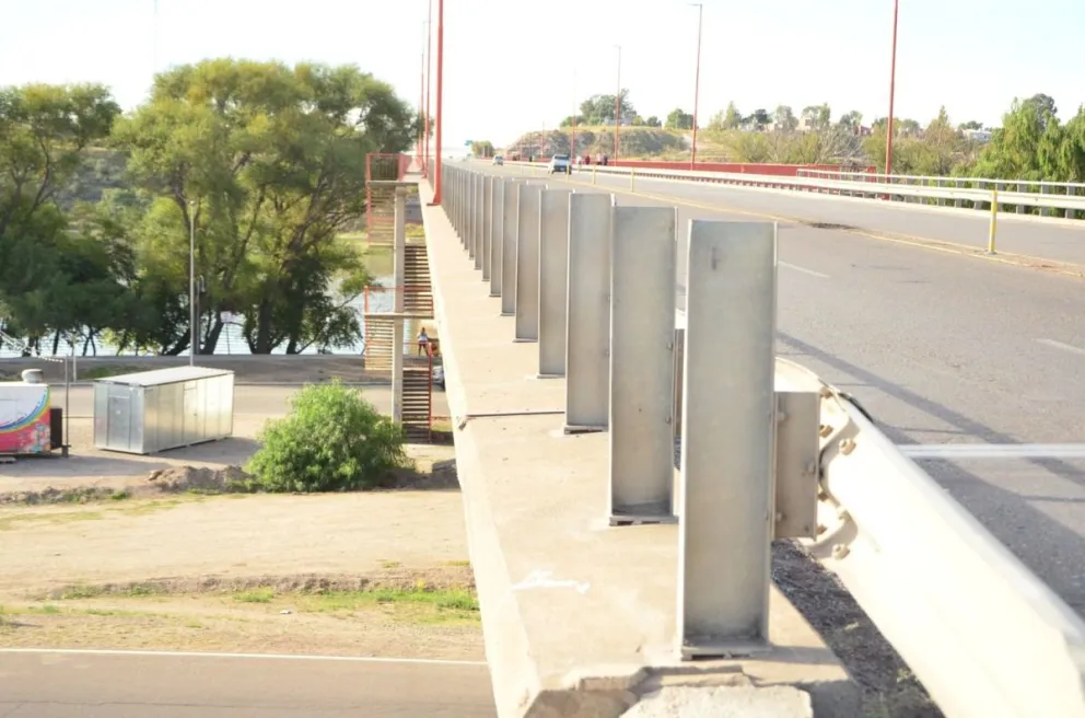 La necesidad de extender la pasarela peatonal sobre el puente nuevo 
