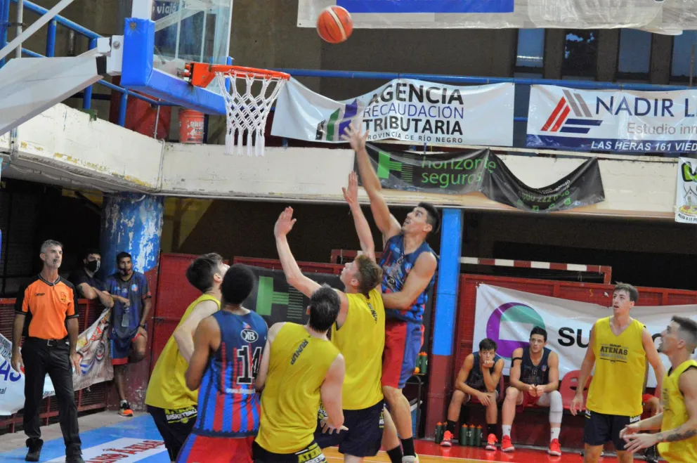 El básquet regresó a la Comarca tras casi un año: Viedma superó a Atenas