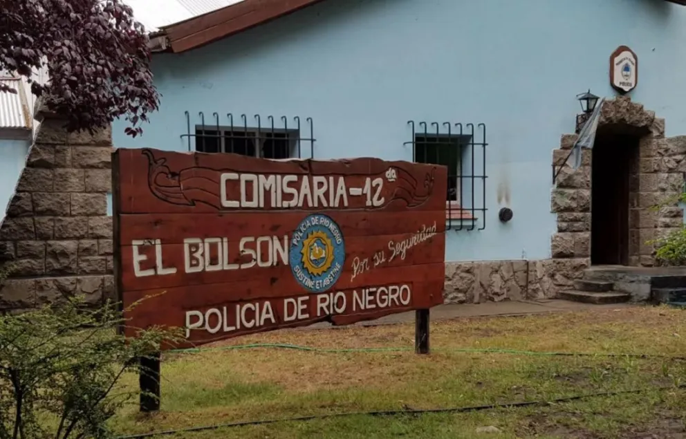 Insólito: en El Bolsón no quieren que los policías patrullen con las manos en los bolsillos