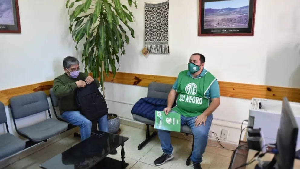 No hay acuerdo por la oferta salarial, y gremios y gobierno siguen negociando