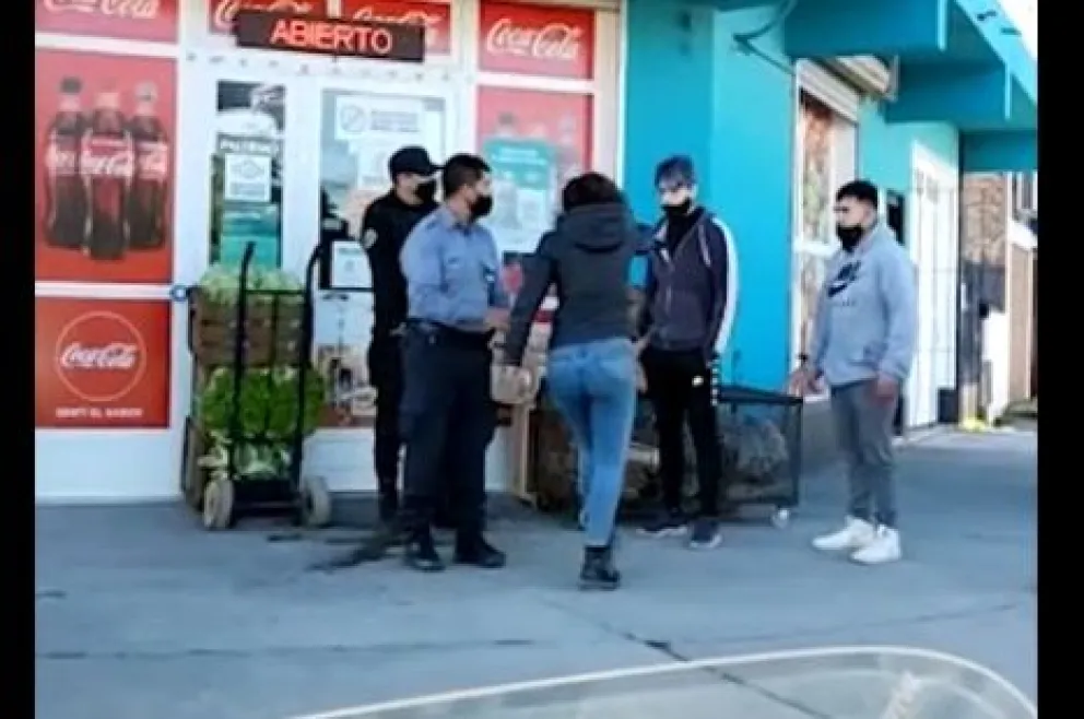 Entró a robar cervezas, la pescaron y se puso violenta