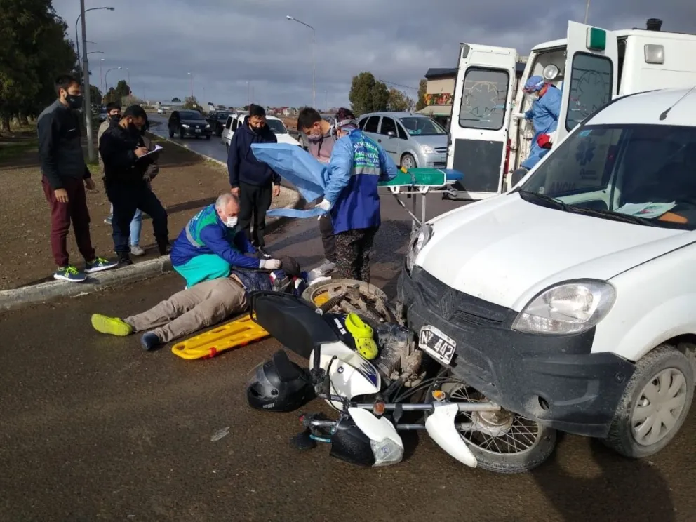Choque en la entrada del barrio Jardín: un motociclista terminó abajo de una camioneta
