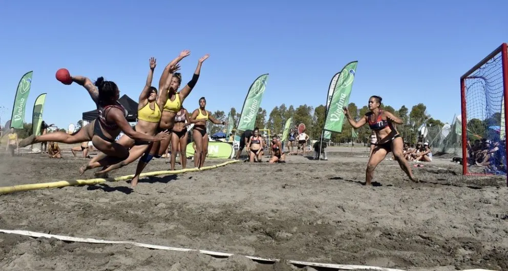 Fin de semana a puro beach handball en Viedma con el Torneo de Invierno