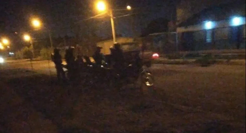 Atacó a policías con piedras, con un cuchillo y hasta les tiró dos perros