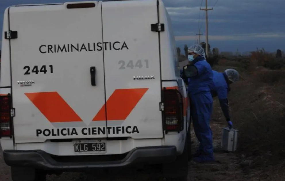Femicidio: encontraron muerta a una mujer dentro de un estanque
