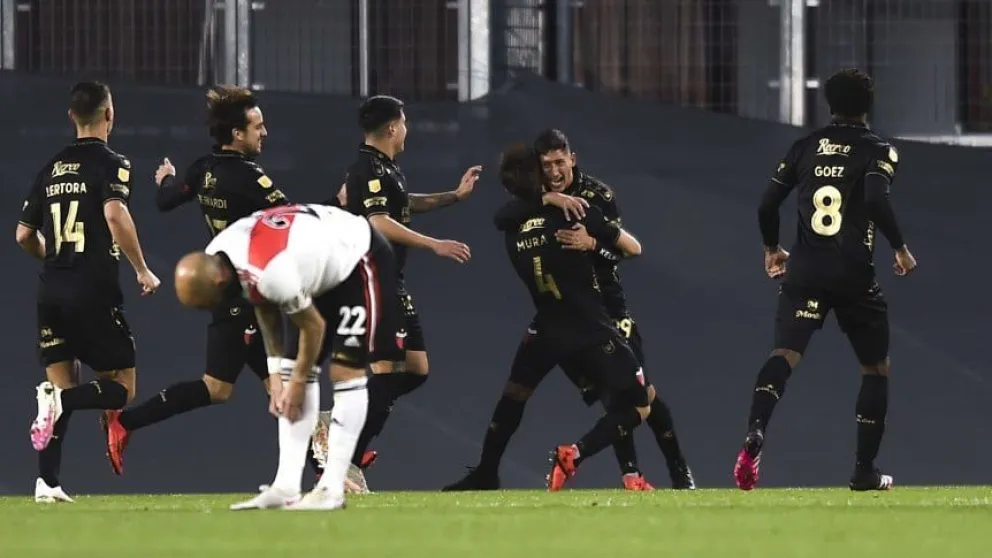 Más dudas que certezas: River cayó ante Colón en su debut