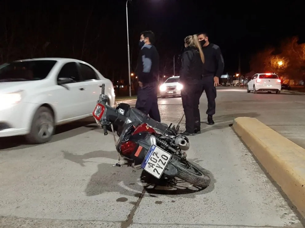 Un motociclista terminó el fin de semana tirado contra el asfalto