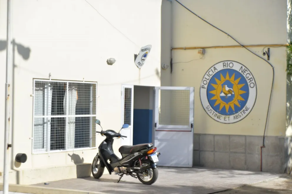 Le robaron la moto enfrente de la comisaría: "Están todo el día tomando mates"