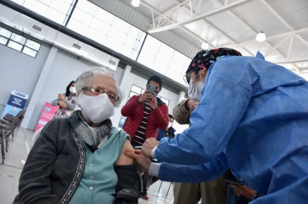 ¡Emoción! Abuela recibió la 2° dosis de Sputnik V el día que cumplió 100 años