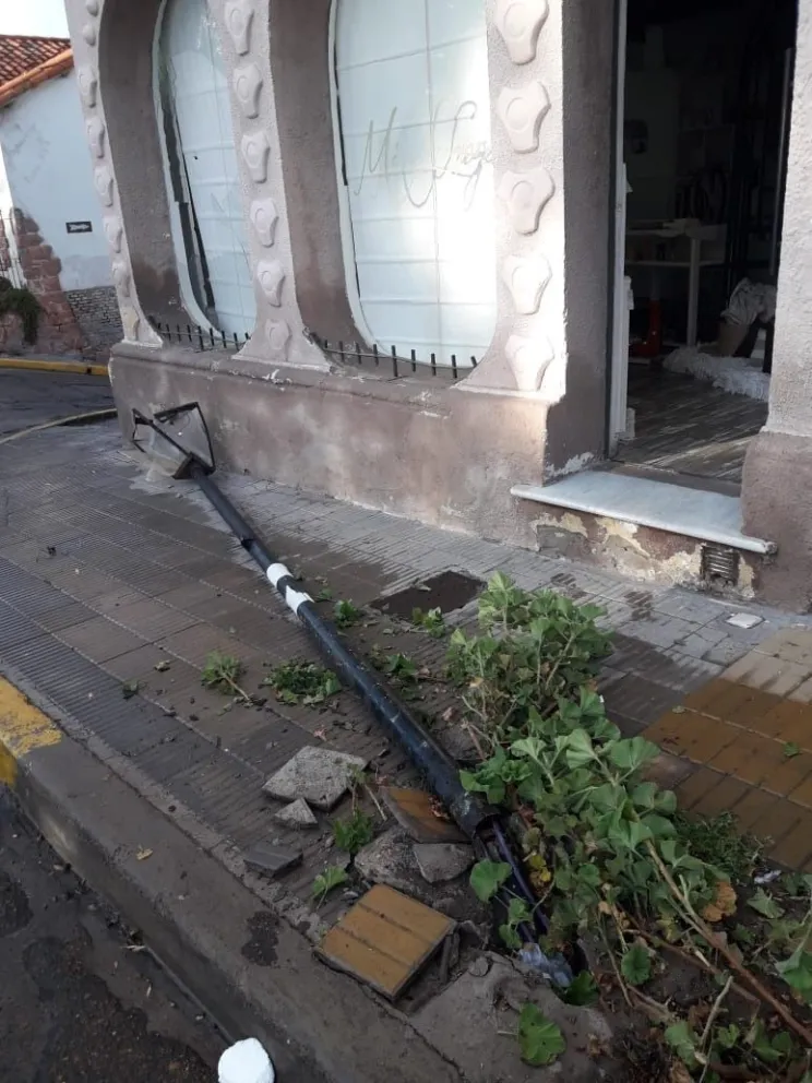 Chocó contra una farola, rompió una vidriera y ahora deberá pagar los daños