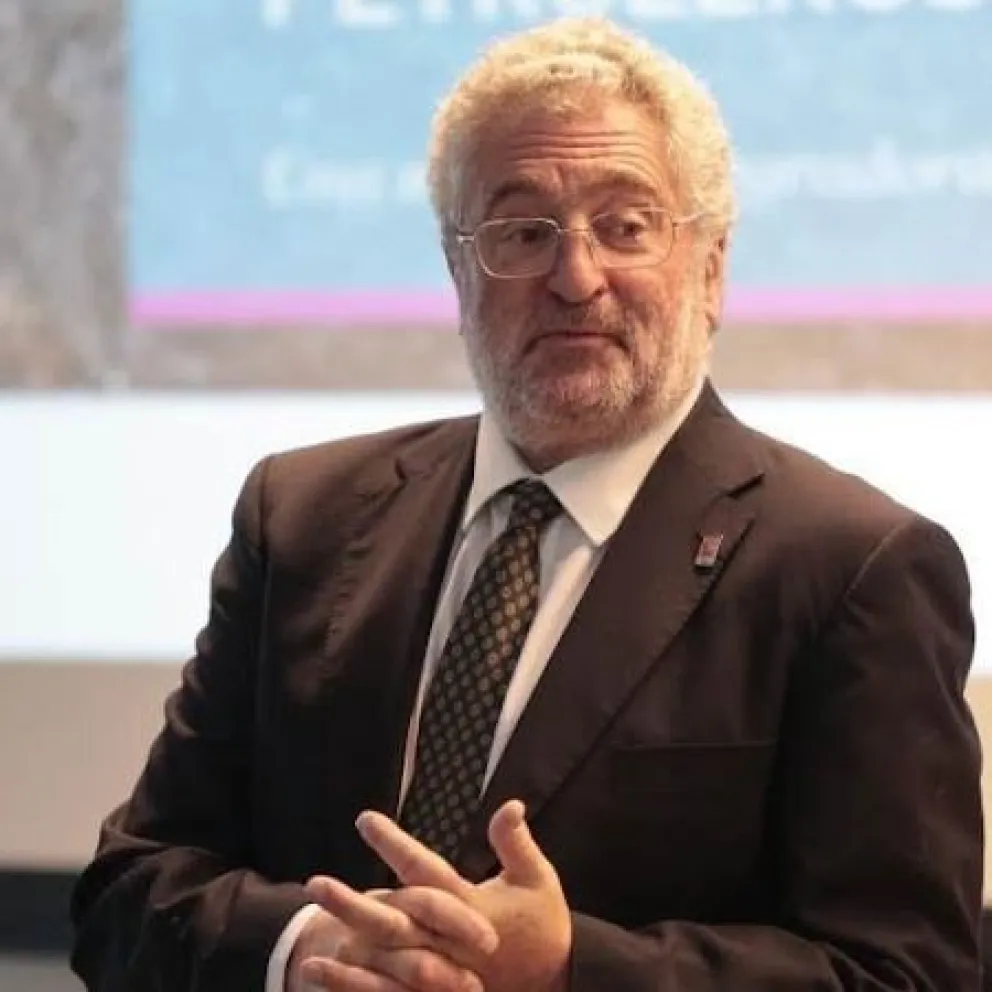 En medio de un profundo pesar, se realiza el sepelio del rector Del Bello.