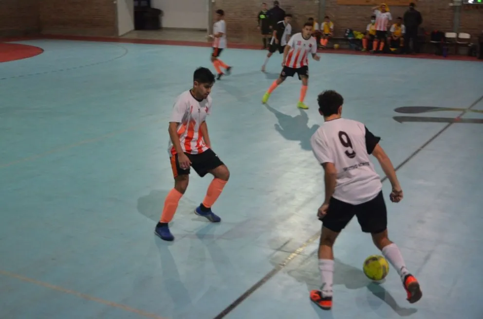 San Antonio se afianzó en la cima en el retorno de la competencia