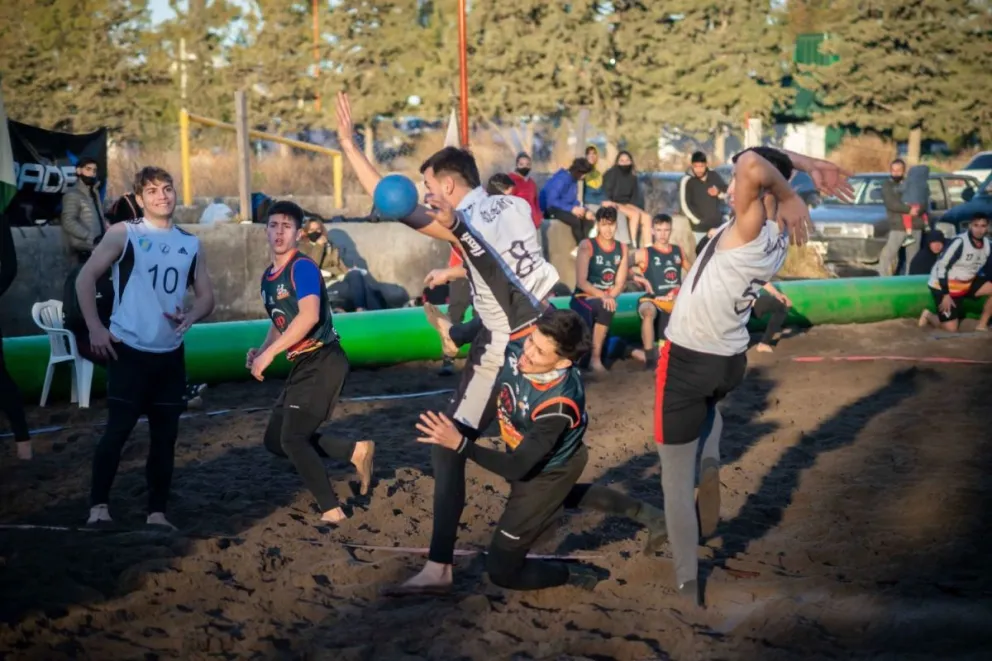 Le ganaron al frío: Goliat y Only Beach gritaron campeones en el beach handball