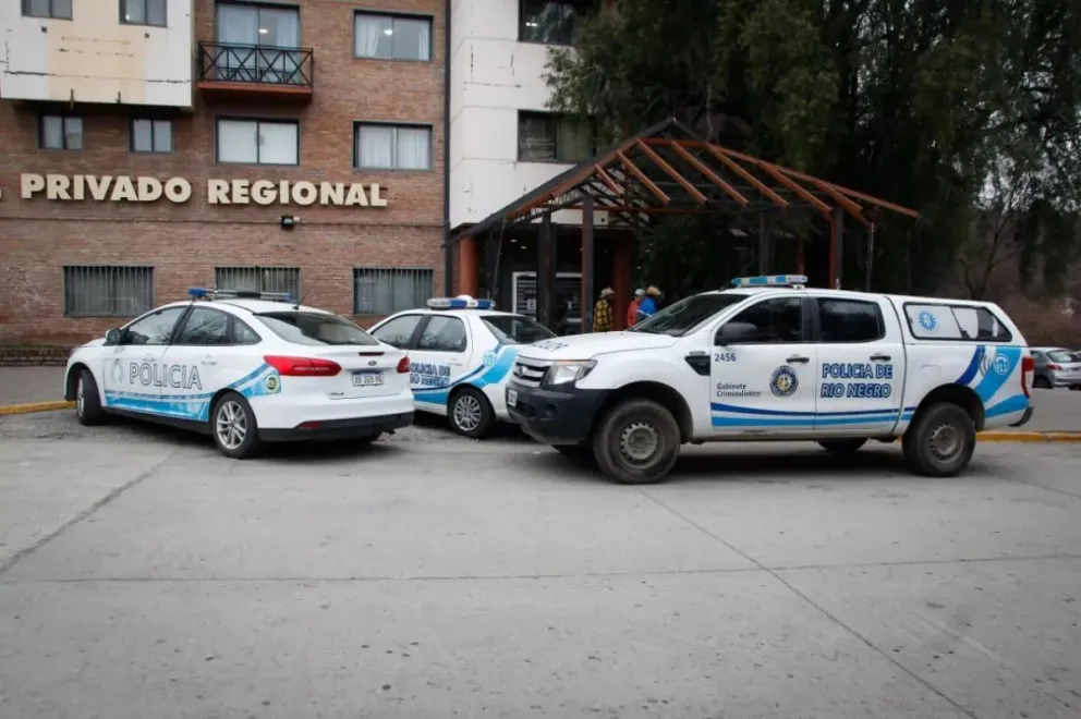 Un hombre se arrojó del segundo piso de un hospital para escapar y murió