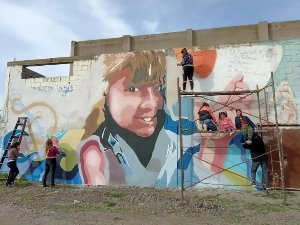 Prohibido olvidarla: avanza la restauración del mural de Karen