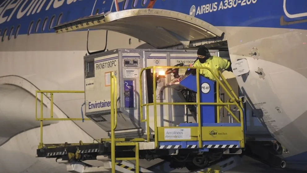 Llegó al país un vuelo desde China con más de 760 mil dosis de Sinopharm
