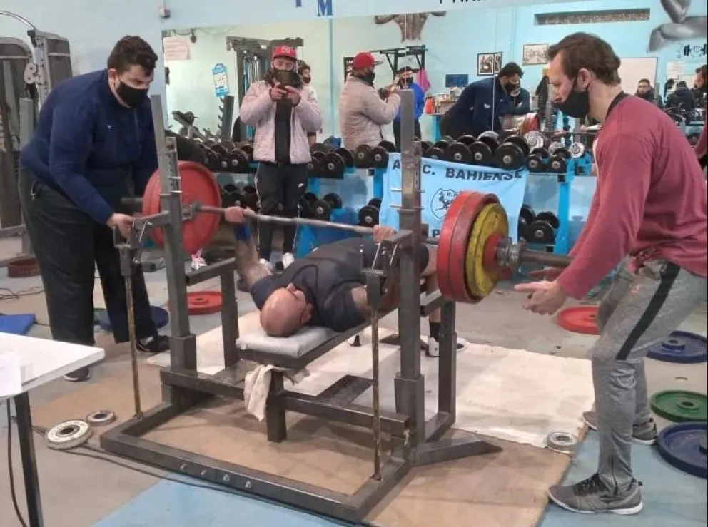 Un viedmense la rompió en el Torneo de Pesas de la Asociación Bahiense