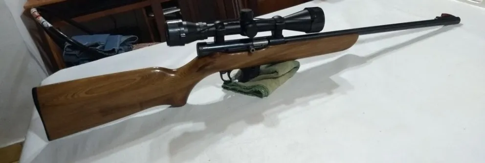 Los atraparon con una carabina sin papeles arriba del auto
