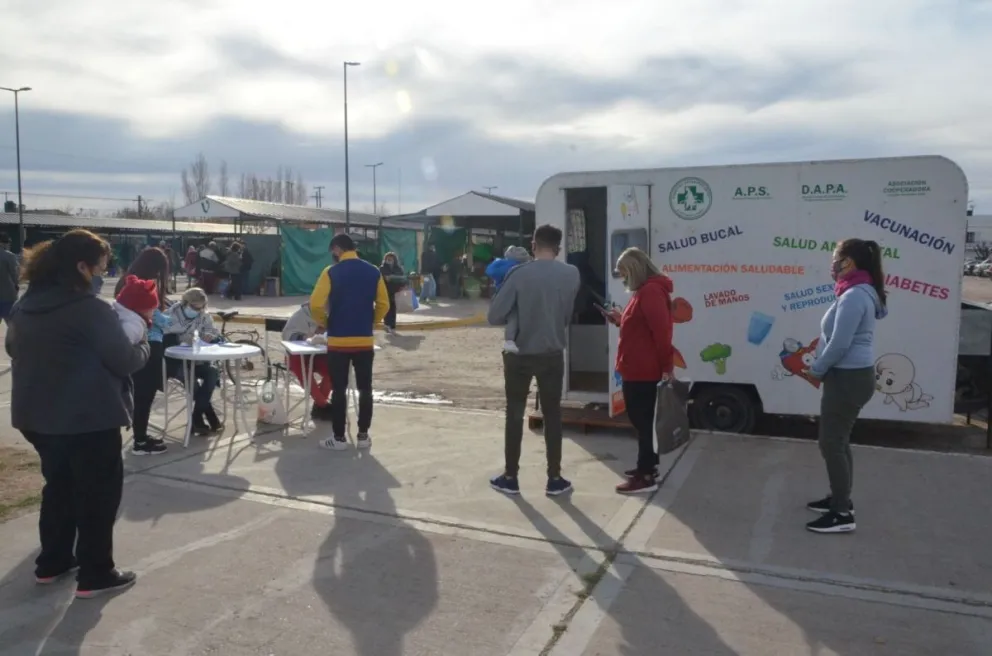 Viedma sacó la campaña de vacunación a las ferias, y a la costa